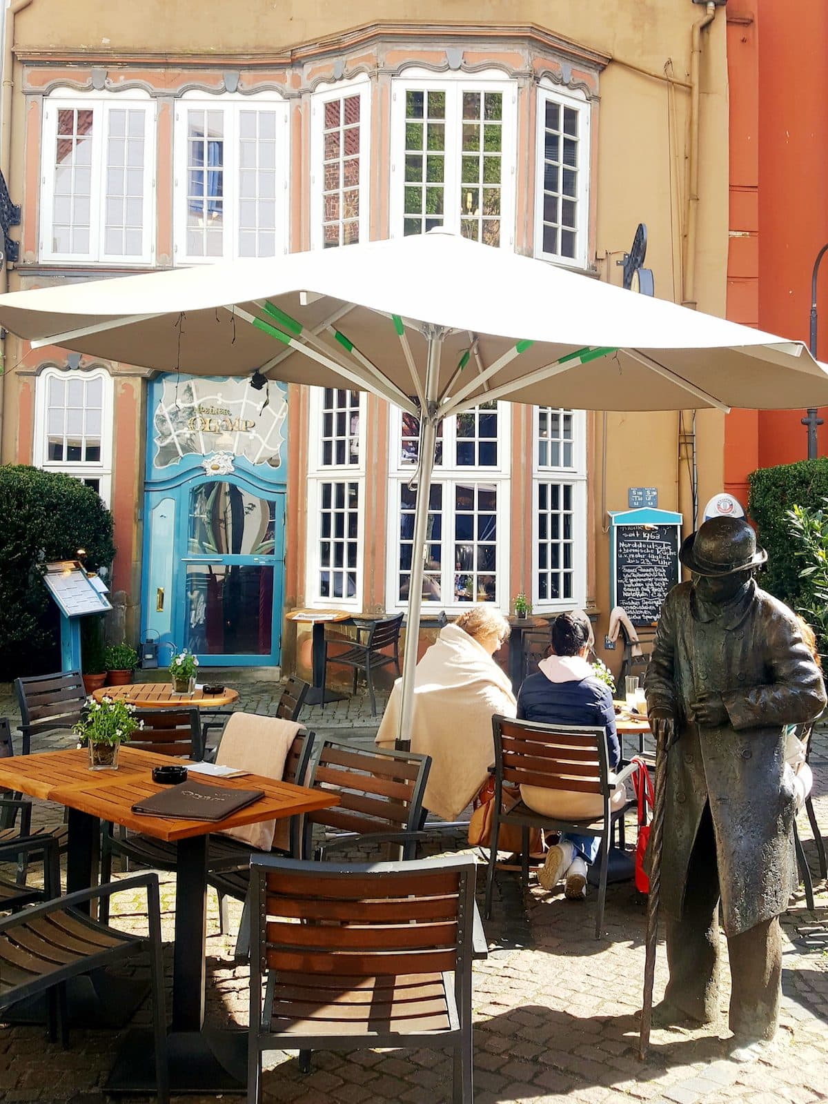 Das Heini-Holtenbeen-Denkmal im Schnoor-Viertel